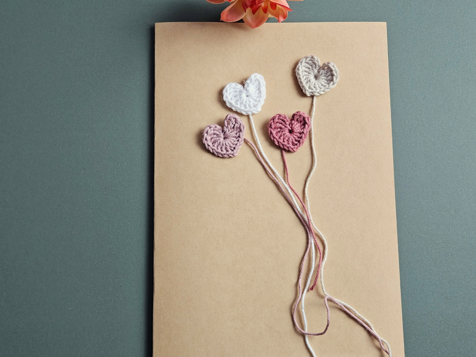 Blog-Inhaltsbild für 'Häkelprojekte für den Muttertag #2: Karte mit gehäkelter Applikation'