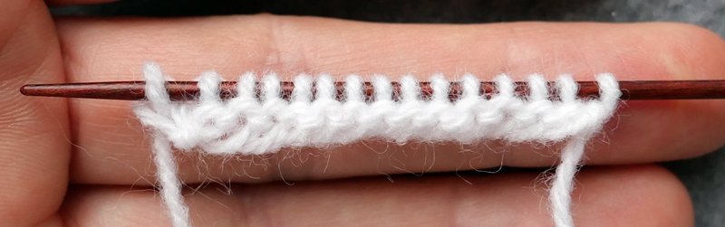 Blog-Inhaltsbild für 'Oversized-Minikleidchen für kleine Puppen - Kostenlose Strickanleitung'