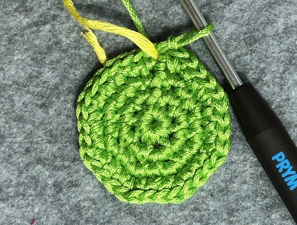 Blog-Inhaltsbild für 'Etwas Praktisches für den Garten: Tischtuchbeschwerer aus Garnresten häkeln'