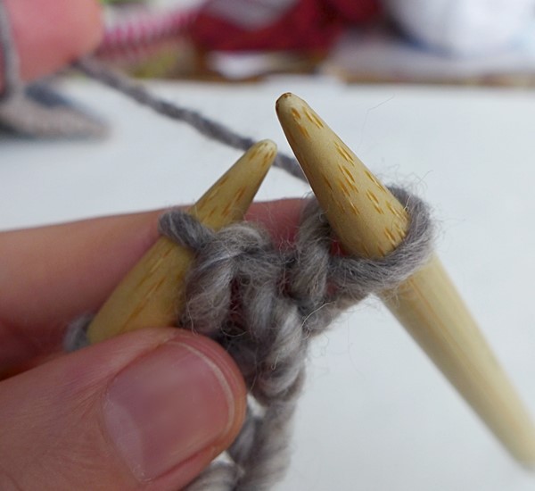 Blog-Inhaltsbild für 'Kostenlose Strickanleitung für Anfänger: Schalkragen 1 x fix gestrickt + 3 x anders raffiniert tragbar!'