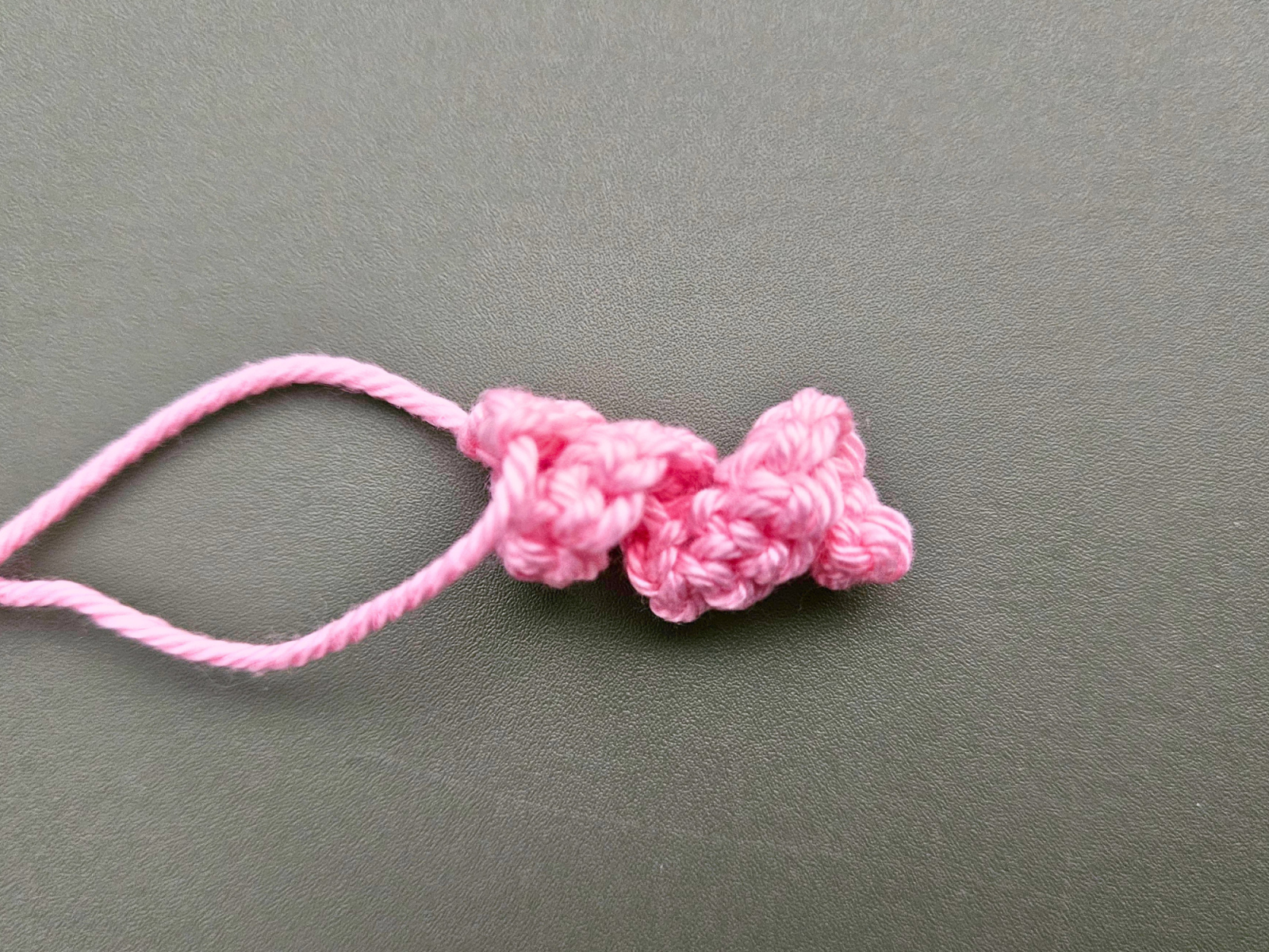 Blog-Inhaltsbild für 'Glücksschwein häkeln – süßes Amigurumi-Schwein mit Kleeblatt'