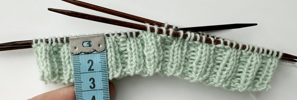 Blog-Inhaltsbild für 'Strickanleitung Babymützen in zeitlosem Design'