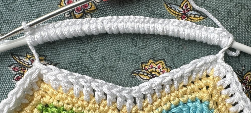 Blog-Inhaltsbild für 'Dekorativer Anhänger aus bunten Garnresten - Kostenlose Häkelanleitung'