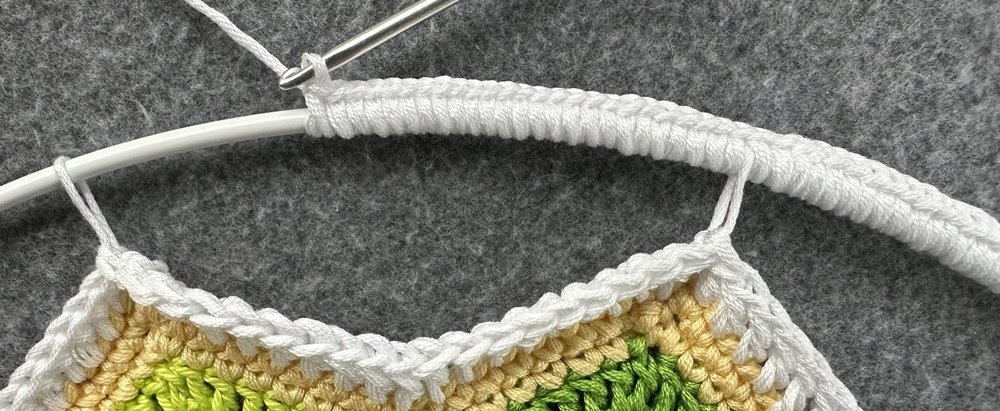 Blog-Inhaltsbild für 'Dekorativer Anhänger aus bunten Garnresten - Kostenlose Häkelanleitung'