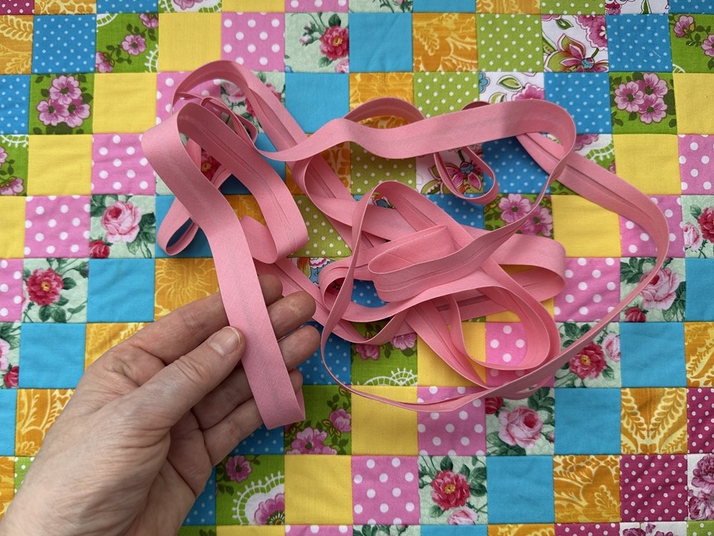 Blog-Inhaltsbild für 'Näh-Workshop Teil 2: Patchwork-Bettdecke für das Puppenbett'