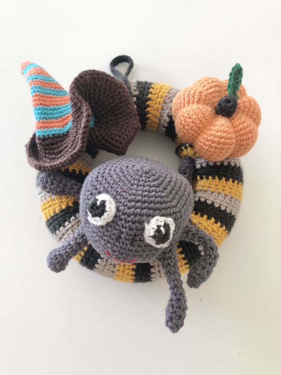 Blog-Inhaltsbild für 'Häkelanleitung Halloween Kranz'