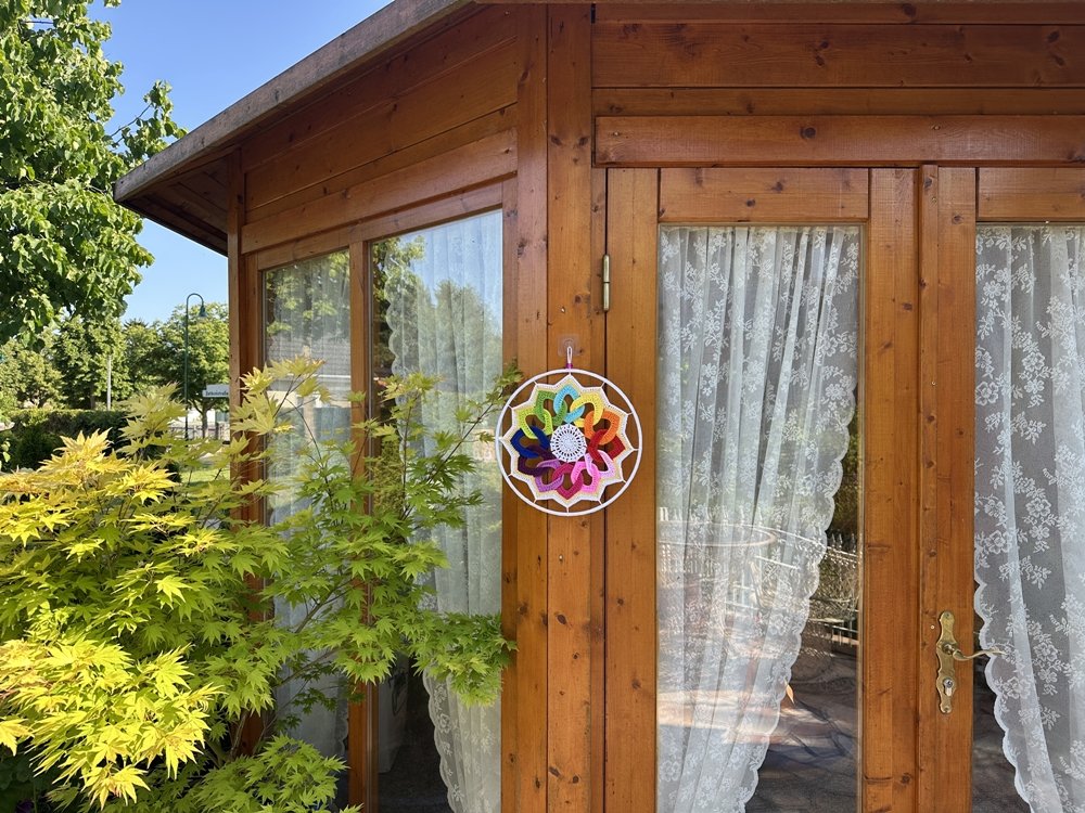 Blog-Inhaltsbild für 'Dekorativer Anhänger aus bunten Garnresten - Kostenlose Häkelanleitung'