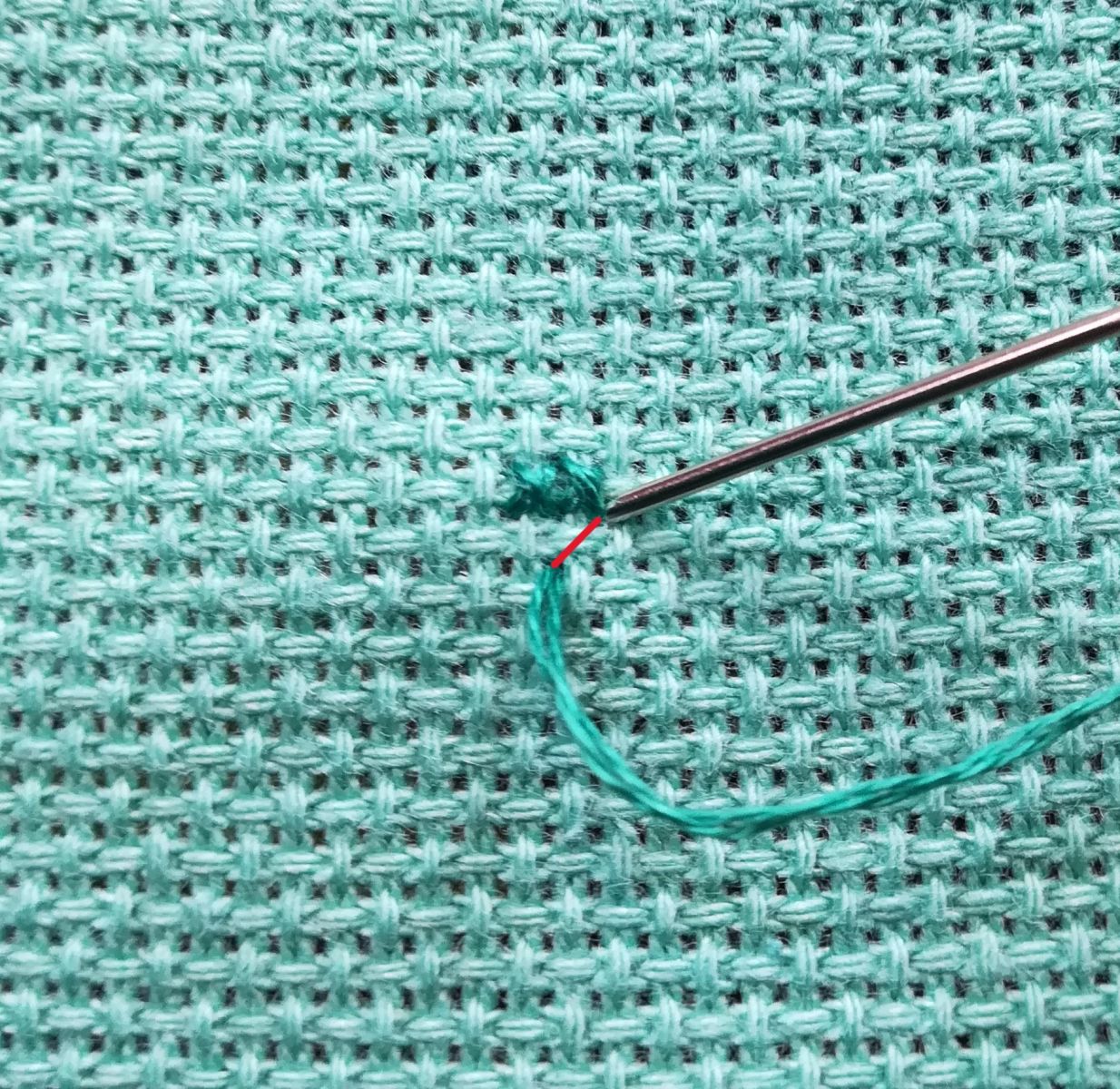 Blog-Inhaltsbild für 'Besticke mit mir ein Lätzchen und lerne dabei den Kreuzstich - Tutorial für Anfänger*innen inkl gratis Stickvorlage "Food Designer" und "Designerin"'