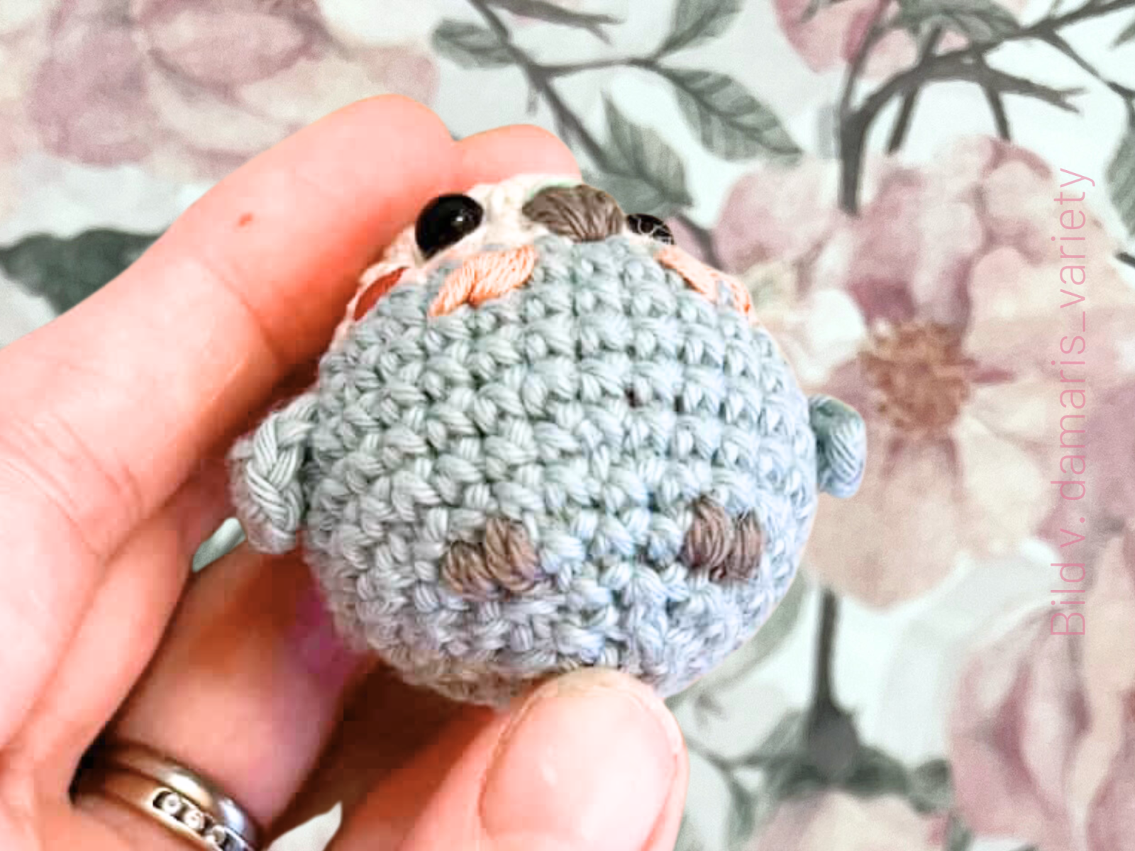 Blog-Inhaltsbild für 'Kostenlose Häkelanleitung – Amigurumi Papagei häkeln'