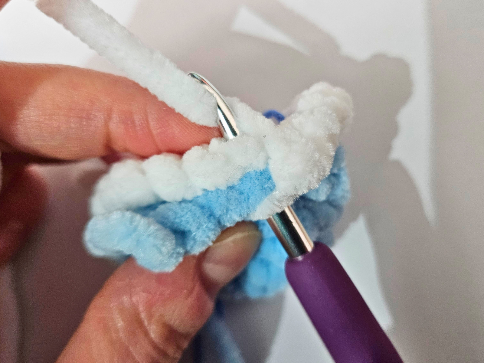 Blog-Inhaltsbild für 'Sakura häkeln – weiche Kirschblüte aus Chenillegarn'