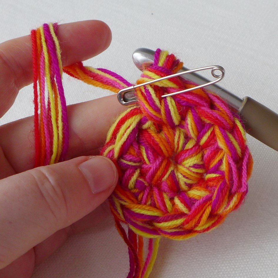 Blog-Inhaltsbild für 'Kostenlose Häkelanleítung Bezug für Sitzball aus Wollresten'