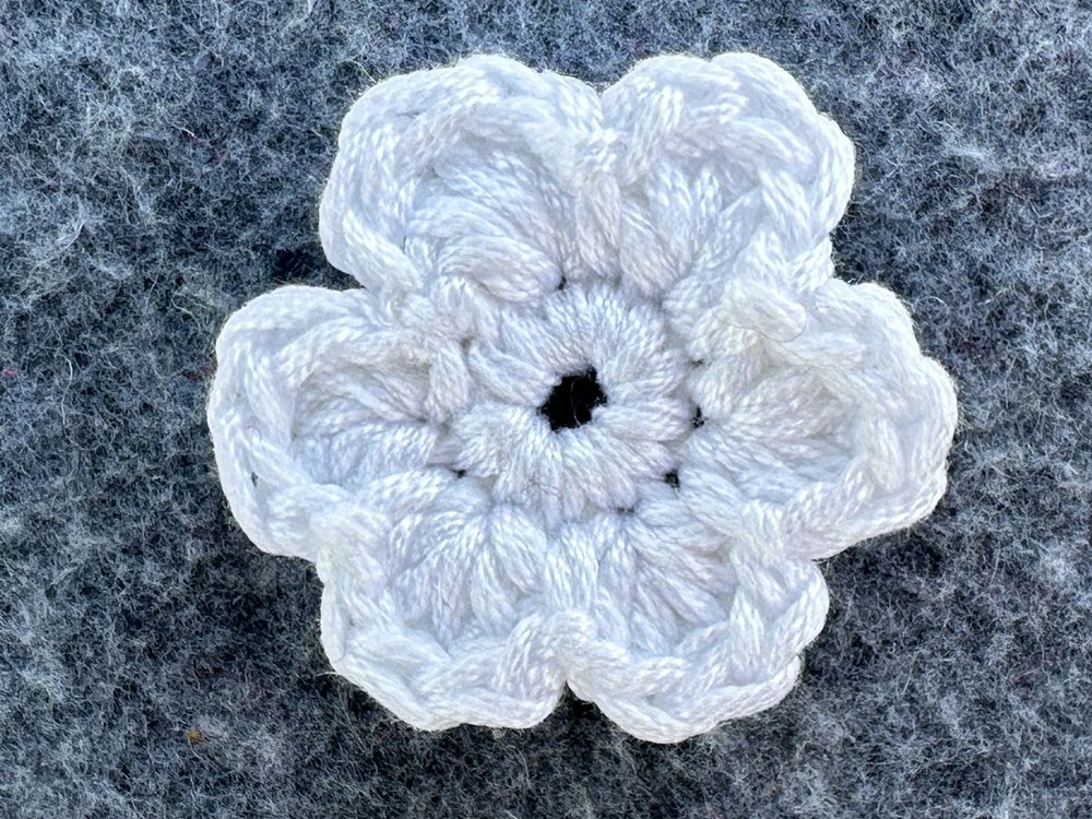 Blog-Inhaltsbild für '3D-Blüte - Schnell aus Garnresten gehäkelt'