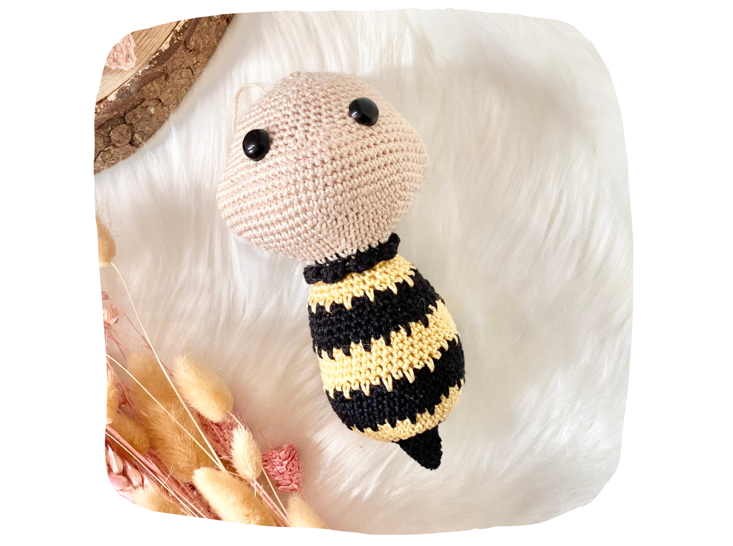 Blog-Inhaltsbild für 'Biene Bea, kostenlose Häkelanleitung von Wolldiamant'