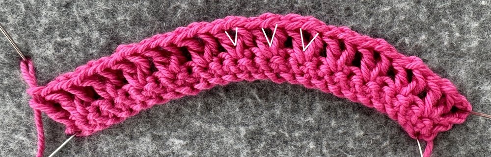 Blog-Inhaltsbild für 'Überrock oder Cape für kleine Puppen häkeln  – kostenlose Häkelanleitung'