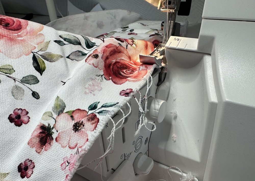 Blog-Inhaltsbild für 'Sommer-DIY: Perfekt sitzende Tischdecken mit Gummizug selbst nähen'