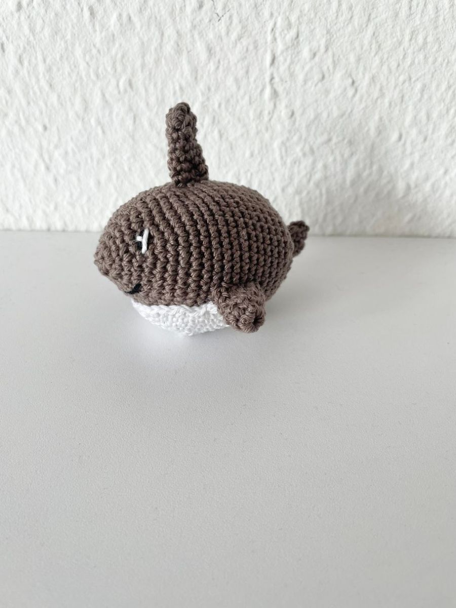 Blog-Inhaltsbild für '🧶 Häkelanleitung: Kleiner Hai – schnell & einfach gehäkelt'