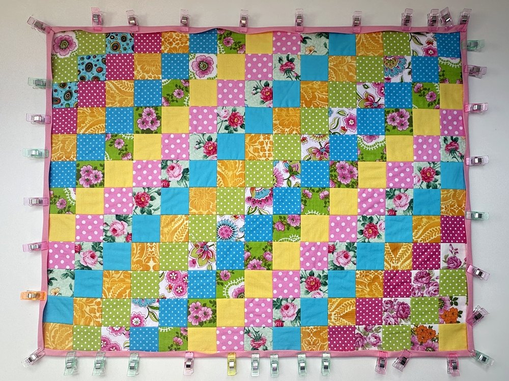 Blog-Inhaltsbild für 'Näh-Workshop Teil 2: Patchwork-Bettdecke für das Puppenbett'