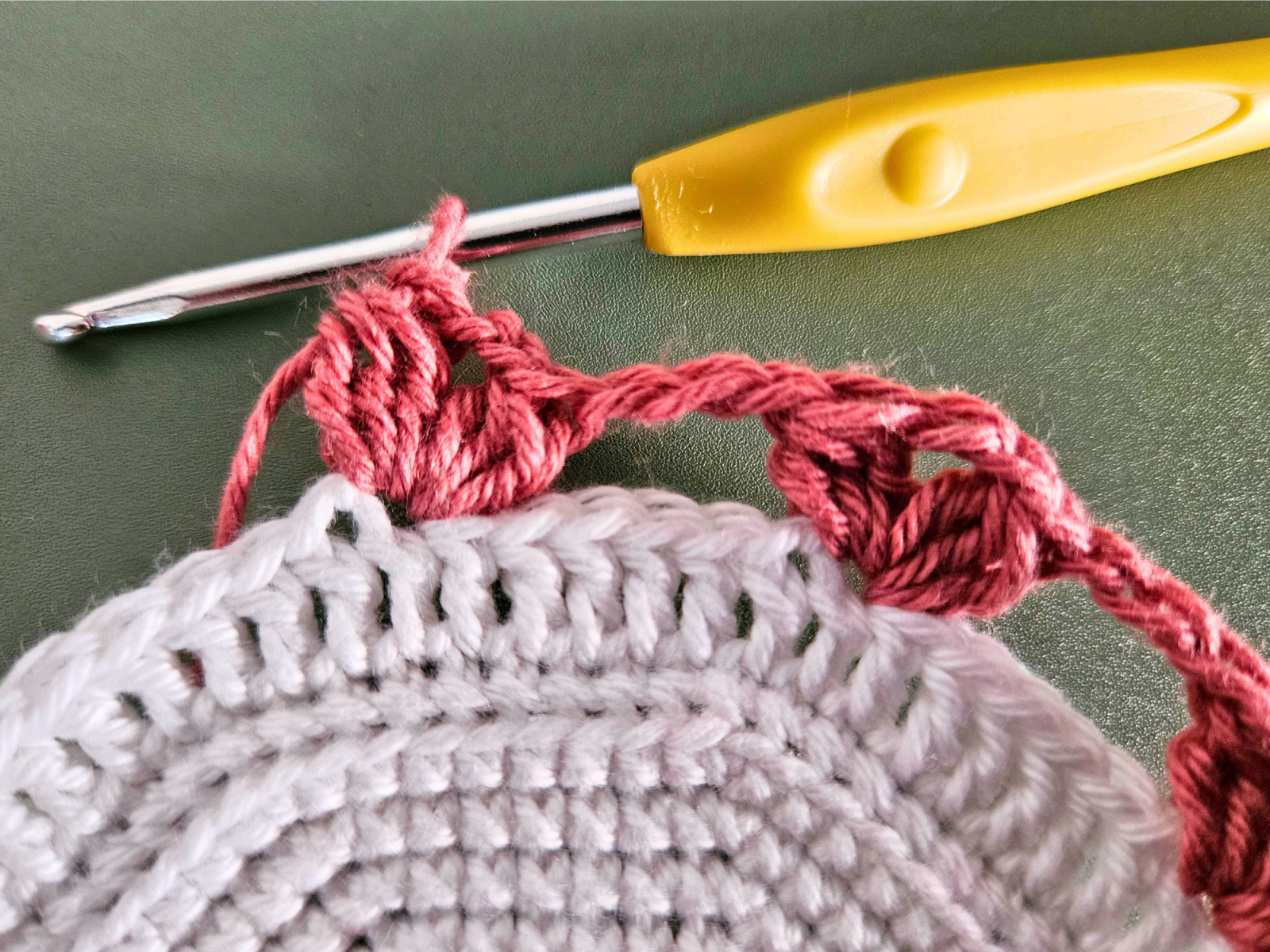 Blog-Inhaltsbild für 'Häkelprojekte für den Muttertag #3: Tassenuntersetzer mit Tulpen- oder Herzbordüre'