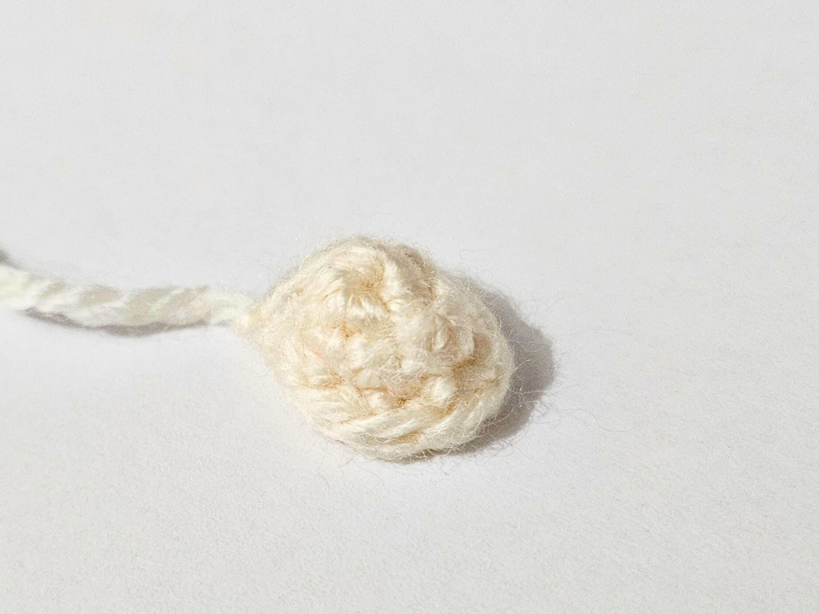 Blog-Inhaltsbild für 'Kostenlose Häkelanleitung Amigurumi Igel mit Pilz'