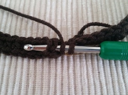 Blog-Inhaltsbild für 'Kostenlose Häkelanleitung: Feminine Slouchy-Mütze'