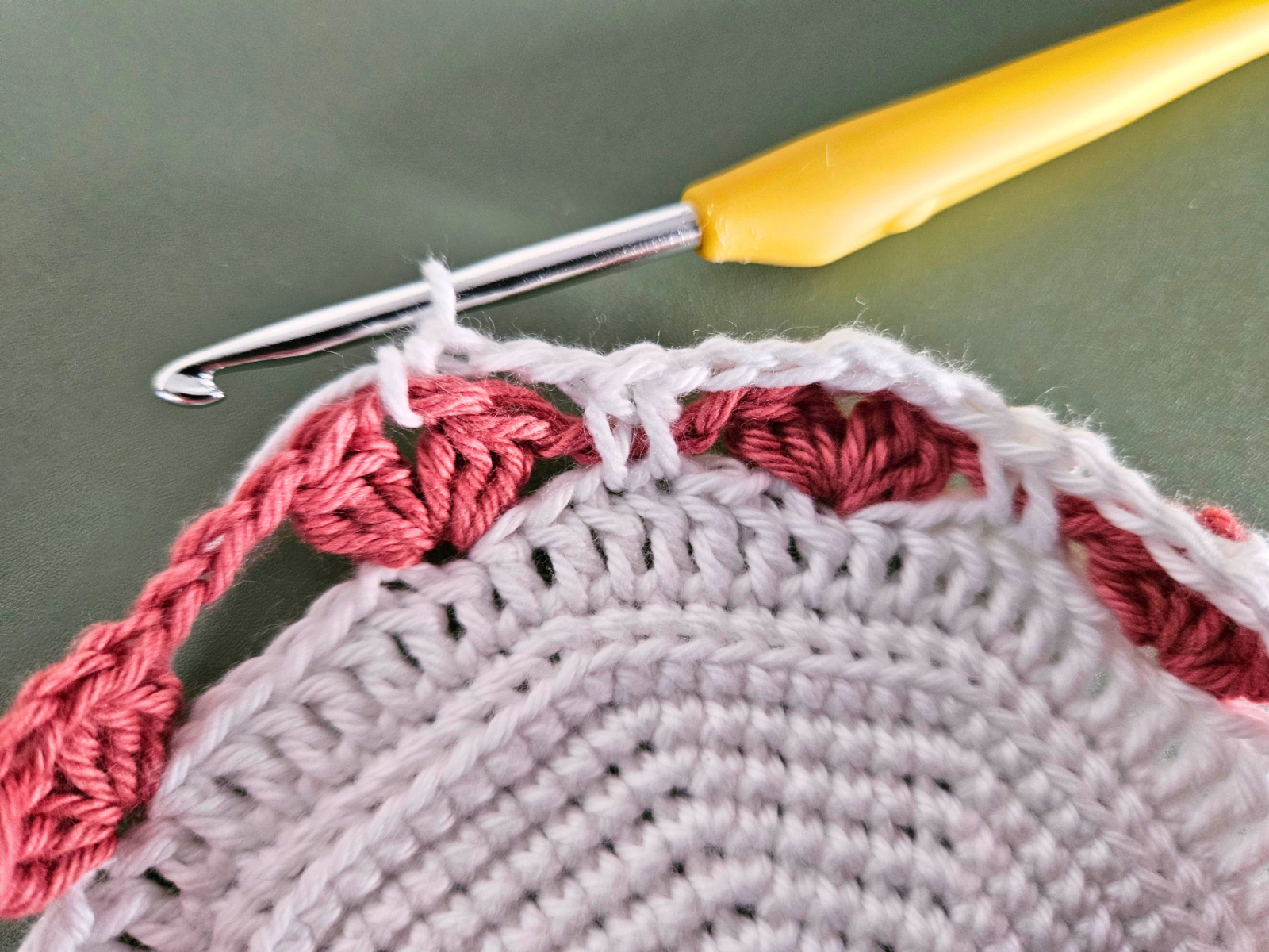 Blog-Inhaltsbild für 'Häkelprojekte für den Muttertag #3: Tassenuntersetzer mit Tulpen- oder Herzbordüre'