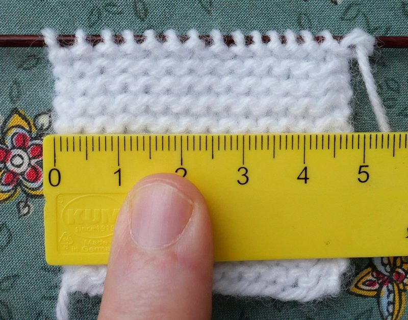 Blog-Inhaltsbild für 'Oversized-Minikleidchen für kleine Puppen - Kostenlose Strickanleitung'