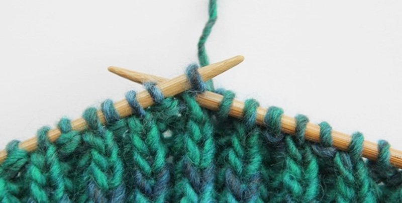 Blog-Inhaltsbild für 'Gratis Strickanleitung Resteprojekt: 1 Knäuel Wolle = 1 Paar Stiefelstulpen'