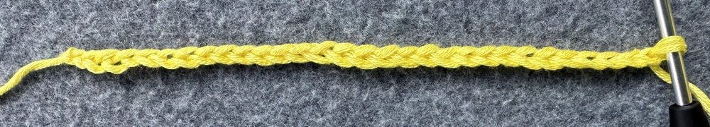 Blog-Inhaltsbild für 'Dekorativer Anhänger aus bunten Garnresten - Kostenlose Häkelanleitung'