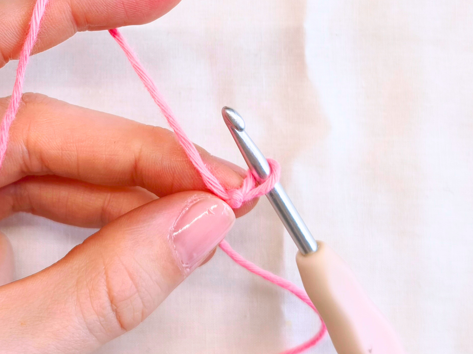 Blog-Inhaltsbild für 'Amigurumis häkeln lernen - Die wichtigsten Maschenarten für Anfänger erklärt'