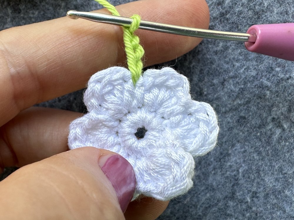 Blog-Inhaltsbild für '3D-Blüte - Schnell aus Garnresten gehäkelt'