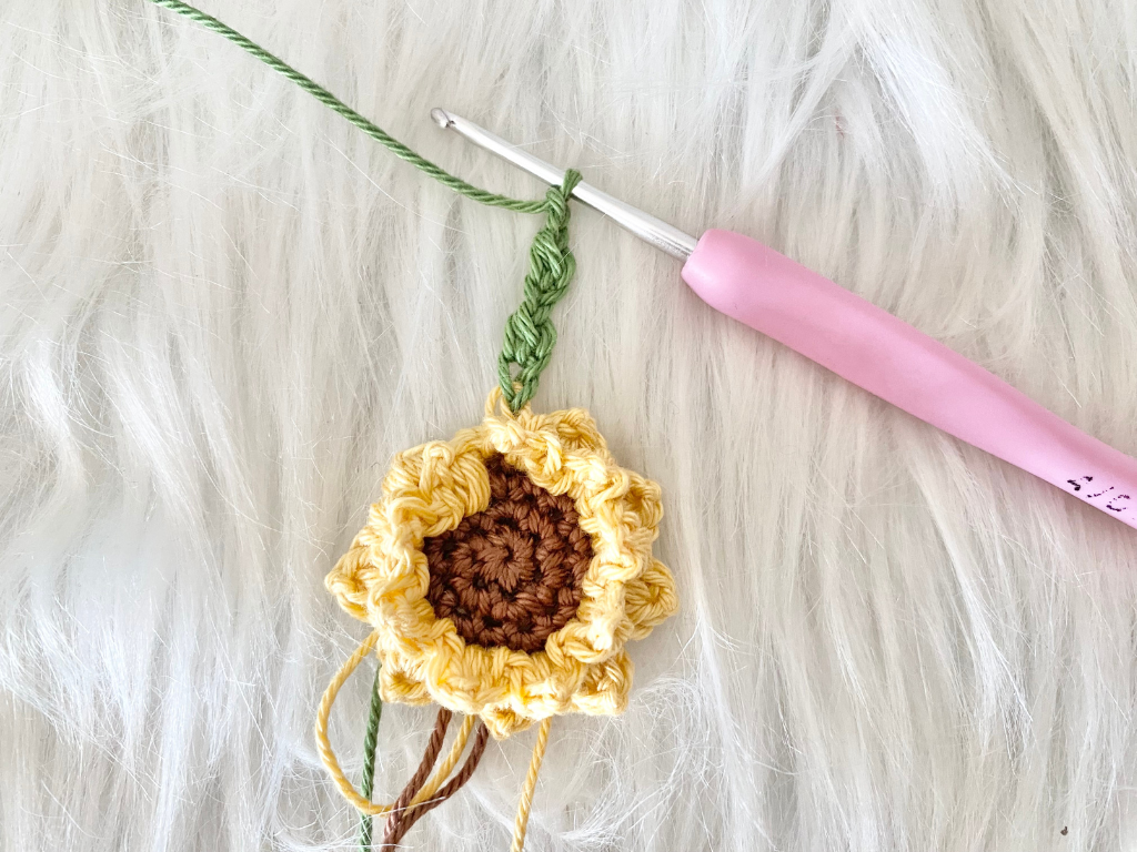 Blog-Inhaltsbild für '6. Herzensdiamanten von Wolldiamant: Die Sonnenblume fragt nicht, ob die Sonne scheint. Sie richtet sich nach ihr aus.'