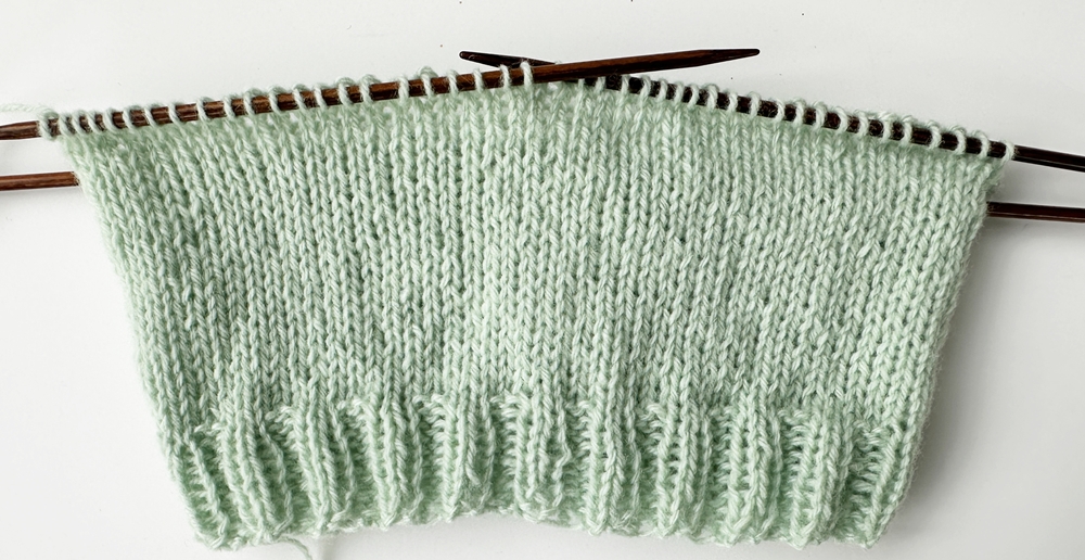 Blog-Inhaltsbild für 'Strickanleitung Babymützen in zeitlosem Design'