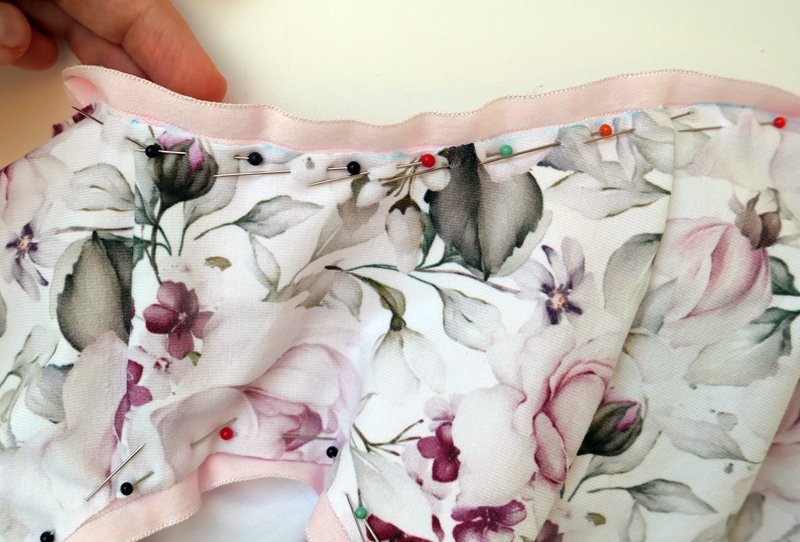 Blog-Inhaltsbild für 'Damenslips einfach selber nähen - Teil 2: Bündchen einfassen, Varianten, Tipps und Tricks'