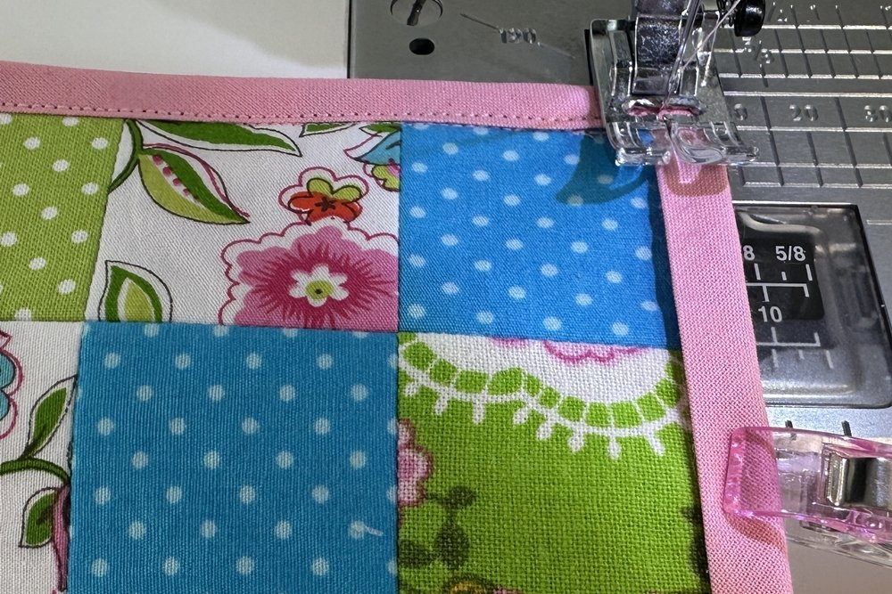 Blog-Inhaltsbild für 'Näh-Workshop Teil 2: Patchwork-Bettdecke für das Puppenbett'