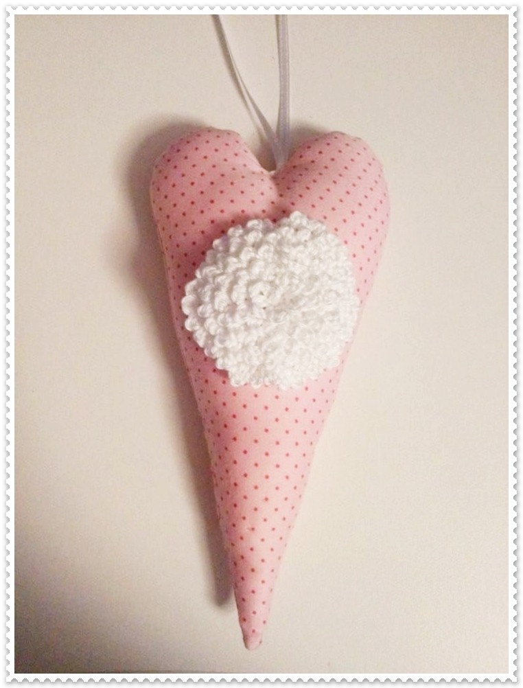 Blog-Inhaltsbild für 'Herzanhänger aus Stoff mit Häkelblüte'