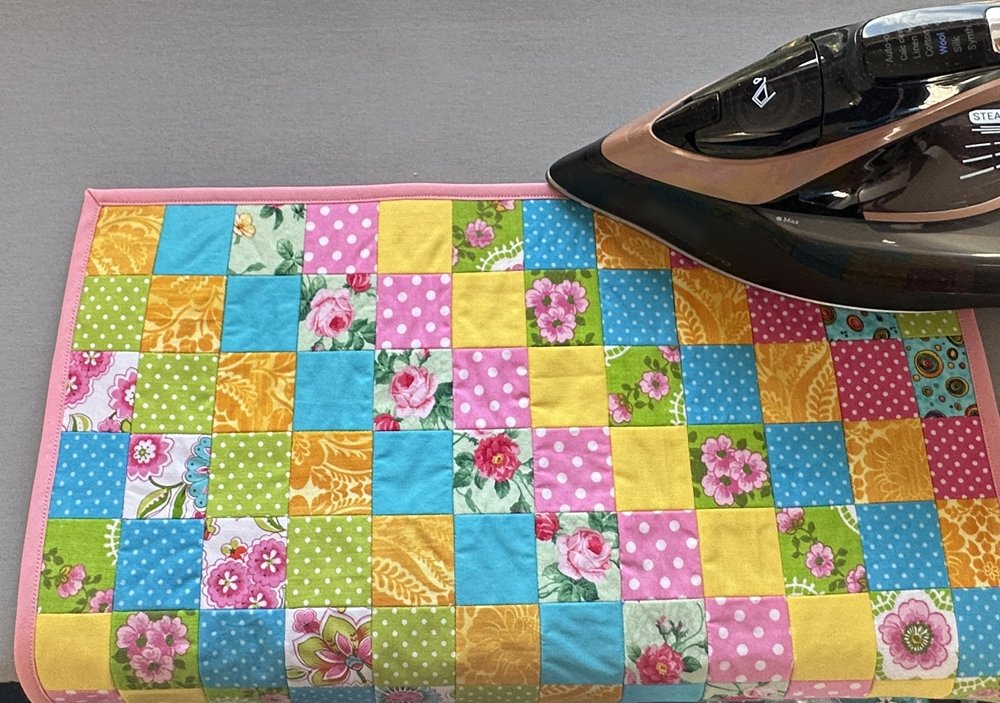 Blog-Inhaltsbild für 'Näh-Workshop Teil 2: Patchwork-Bettdecke für das Puppenbett'