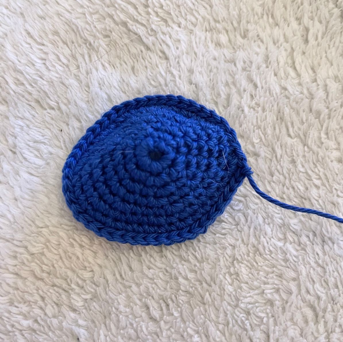 Blog-Inhaltsbild für '„Blauer Amigurumi-Held: Häkelanleitung für Kopf, Körper & Zubehör“'