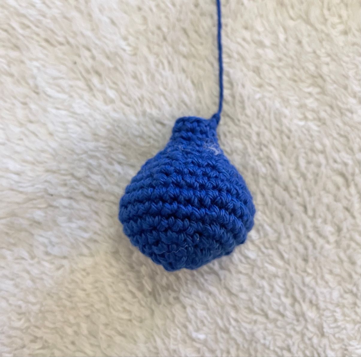 Blog-Inhaltsbild für '„Blauer Amigurumi-Held: Häkelanleitung für Kopf, Körper & Zubehör“'