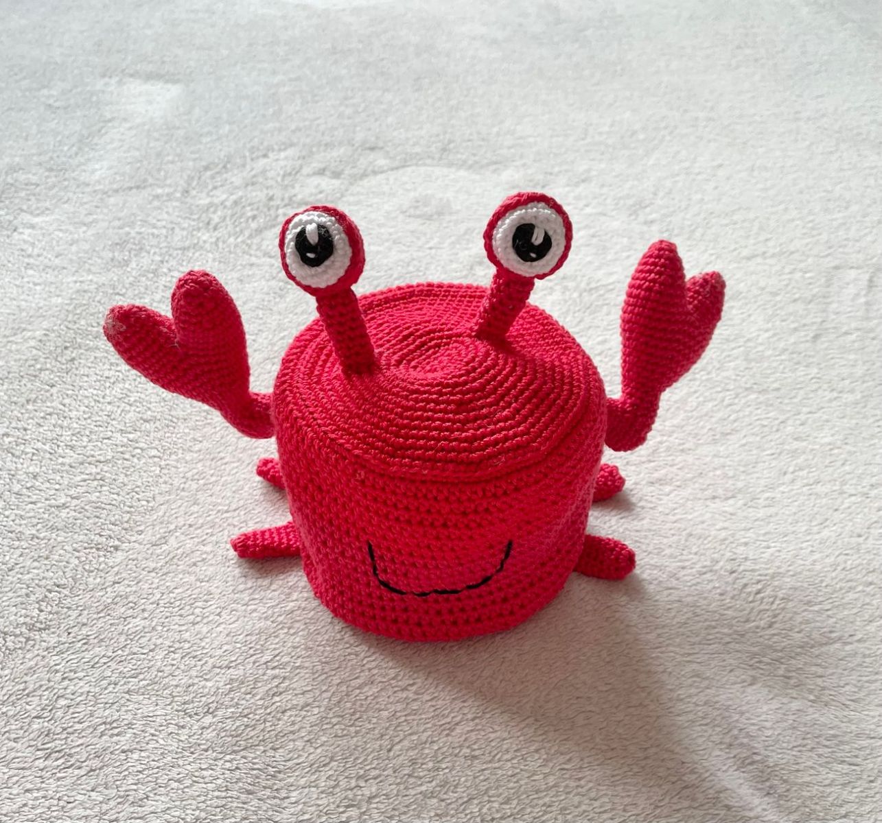 Blog-Inhaltsbild für 'Kostenlose Häkelanleitung Toilettenrollen-Überzieher Krabbe'