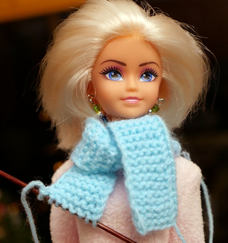 Blog-Inhaltsbild für 'Schal und Mütze für kleine Modepuppen - Kostenlose Strickanleitung'