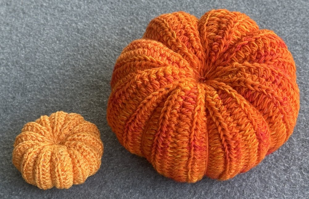 Blog-Inhaltsbild für 'Gehäkelte große Kürbisse als Dekoration'