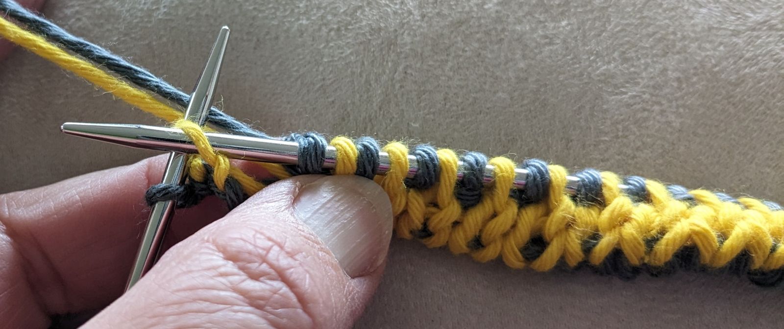 Blog-Inhaltsbild für 'Kostenlose Strickanleitung für ein "B" - in Doubleface'