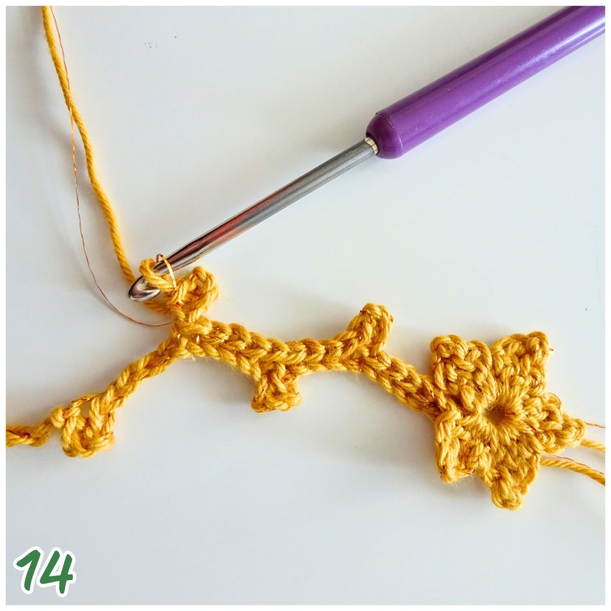 Blog-Inhaltsbild für 'Weihnachtliches Sternchen-Geschenkband & Stern als Deko oder Anhänger – kostenlose Häkelanleitung'