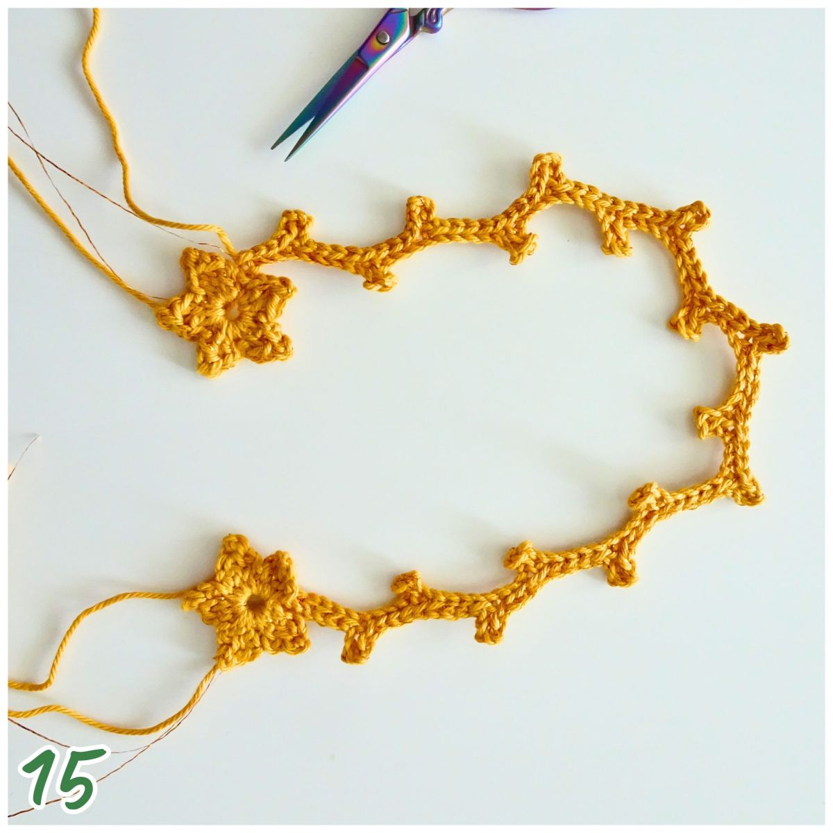 Blog-Inhaltsbild für 'Weihnachtliches Sternchen-Geschenkband & Stern als Deko oder Anhänger – kostenlose Häkelanleitung'