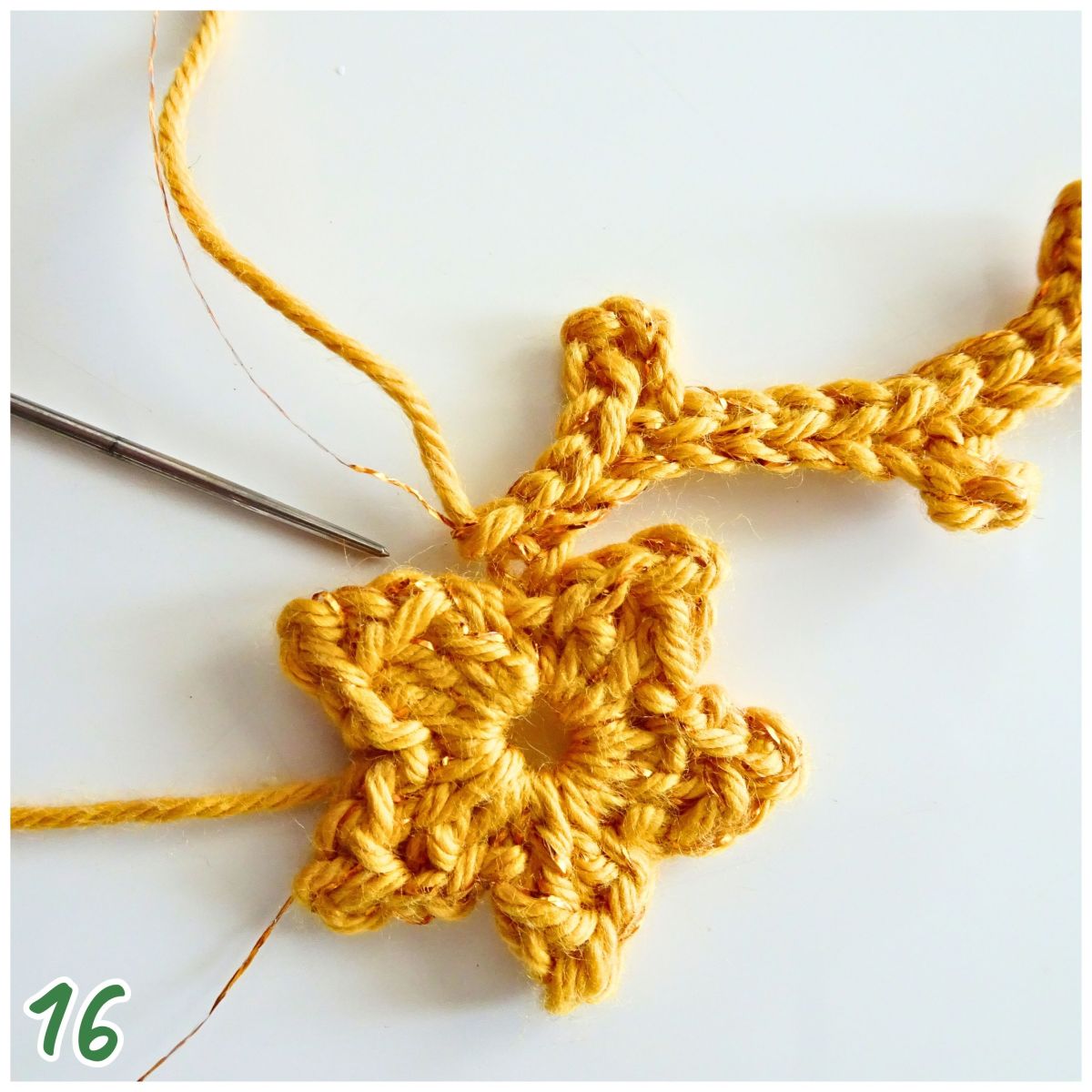 Blog-Inhaltsbild für 'Weihnachtliches Sternchen-Geschenkband & Stern als Deko oder Anhänger – kostenlose Häkelanleitung'