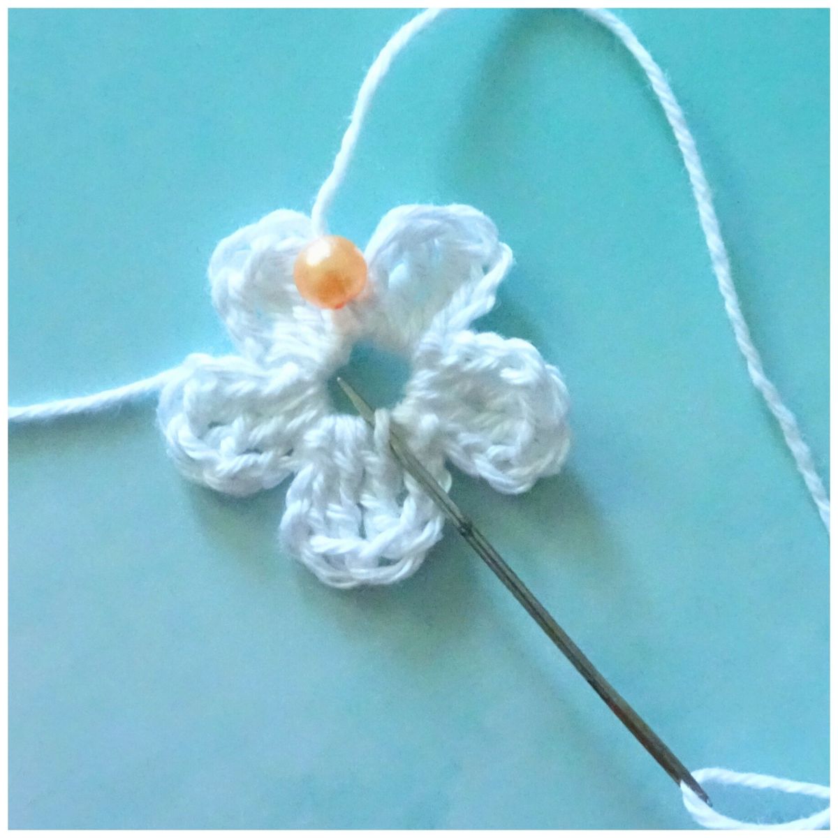 Blog-Inhaltsbild für 'Vielseitiges Häkelband mit Blümchen - perfekt für Geschenke und Deko (kostenlose Häkelanleitung)'