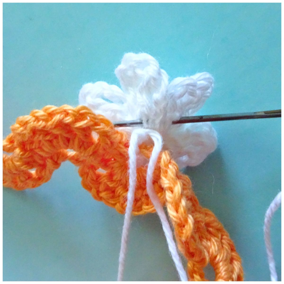 Blog-Inhaltsbild für 'Vielseitiges Häkelband mit Blümchen - perfekt für Geschenke und Deko (kostenlose Häkelanleitung)'