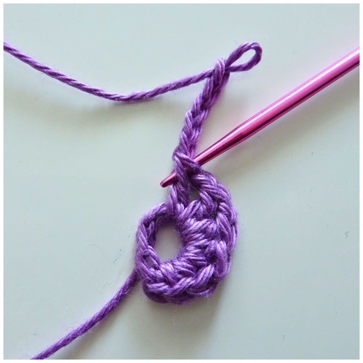 Blog-Inhaltsbild für 'Vielseitiges Häkelband mit Blümchen - perfekt für Geschenke und Deko (kostenlose Häkelanleitung)'