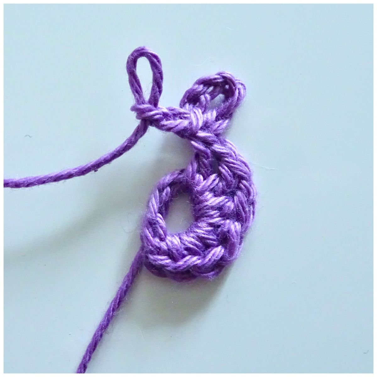 Blog-Inhaltsbild für 'Vielseitiges Häkelband mit Blümchen - perfekt für Geschenke und Deko (kostenlose Häkelanleitung)'