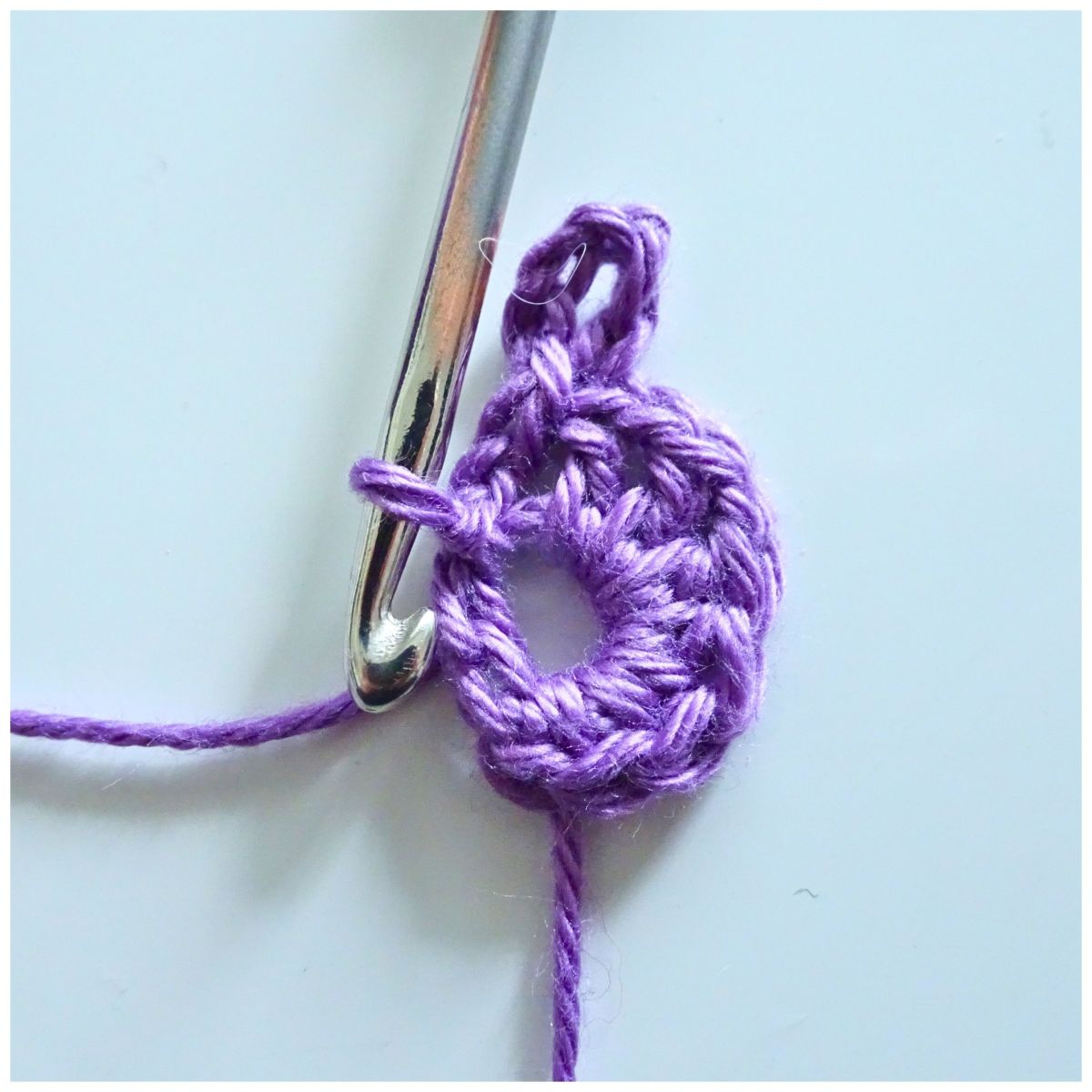 Blog-Inhaltsbild für 'Vielseitiges Häkelband mit Blümchen - perfekt für Geschenke und Deko (kostenlose Häkelanleitung)'